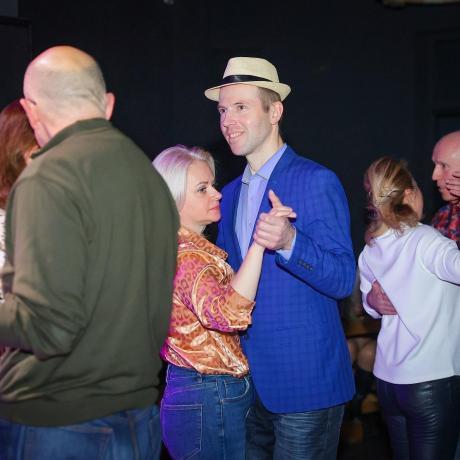 Клуб знакомств «Дуэт»: Праздничная Ретро-вечеринка с развлекательной программой и дискотекой! Поздравляем мужчин!